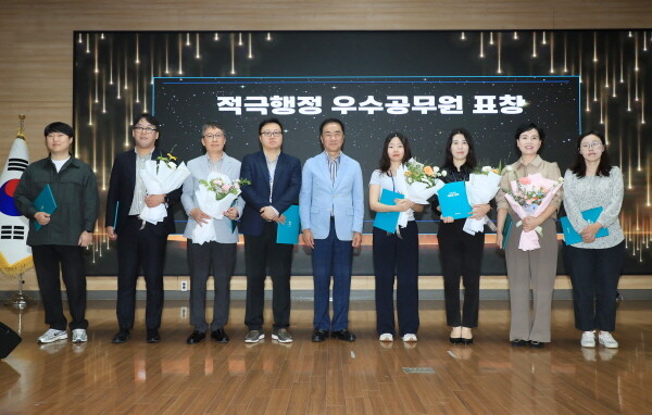 평택시가 2025년 하반기 적극행정 우수공무원을 선발해 시상했다. 사진=평택시 제공