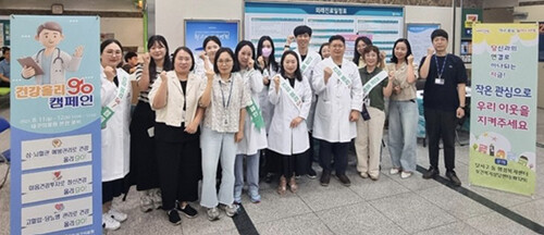 사진은 지난해 대구의료원이 대구 달서구와  복지사각지대 발굴을 위한 '찾아가는 복지상담소'에서 관계자들이 파이팅을 외치며 기념촬영을 하고 있다. 사진=달서구 제공