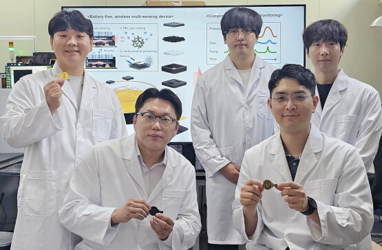 연구팀. 왼쪽 위부터 반시계 방향으로 전기연 최명우 박사, 창원대 오용석 교수, 화학연 조동휘 박사, 화학연 이선우 학생(석박사 통합 과정), 창원대 김상원 학생(석사 과정). 사진=한국전기연구원 제공