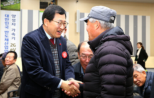 주낙영 시장이 어르신과 반갑게 인사를 나누고 있다. 사진=경주시 제공
