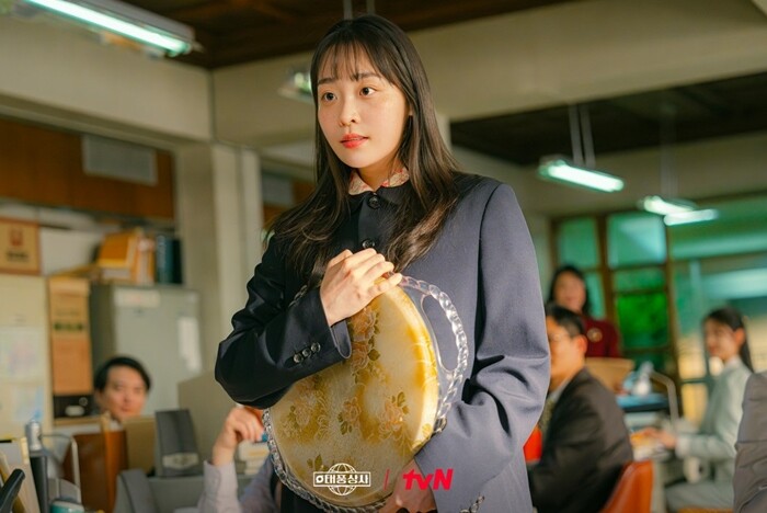 tvN 드라마 ‘태풍상사’에서 회사 경리 오미선 역할을 맡은 김민하. 사진=tvN 제공