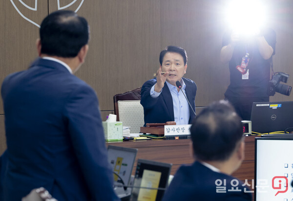 2025 국정감사 첫날인 13일 국방위원회의 국방부에 대한 국정감사에서 성일종 국회 국방위원장이 김병주 더불어민주당 의원을 향해 언성을 높이고 있다. 사진=박정훈 기자
