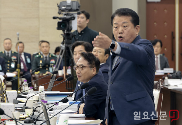 국방부 국정감사에서 김병주 더불어민주당 의원도 성일종 국회 국방위원장에게 강하게 항의하고 있다. 사진=박정훈 기자