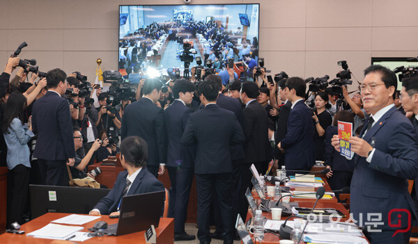 13일 오전 국회에서 열린 법사위의 대법원 국정감사에서 국민의힘 의원들이 인사말을 마친 조희대 대법원장의 이석을 허락해 달라며 추미애 위원장에게 항의하고 있다. 사진 =이종현 기자