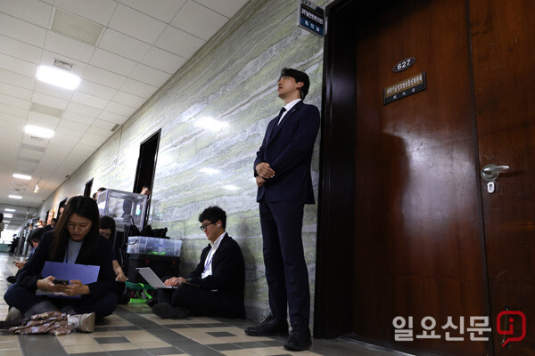 16일 오후 국회 과방위 국정감사에서 박정훈 국민의힘 의원과 김우영 더불어민주당 의원 간 ‘욕설 문자’ 논란으로 의원들의 고성이 계속되자 최민희 위원장이 취재진을 모두 퇴장시켰다. 회의장 앞에서 대기하는 취재진. 사진=박은숙 기자