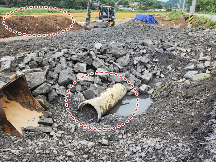 폐기물이 섞인 토사(위)를 성토재로 사용하고, 폐기할 흉관(아래)을 묻을 준비를 하고 있는 모습. 사진=정민규 기자