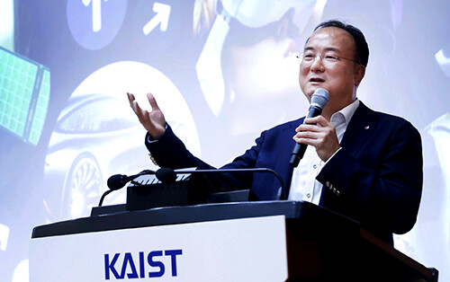 문혁수 대표가 지난 17일 대전 KAIST 창의학습관 터만홀에서 후배 학생들을 대상해 리더십 특강을 진행하고 있다. 사진=LG이노텍 제공