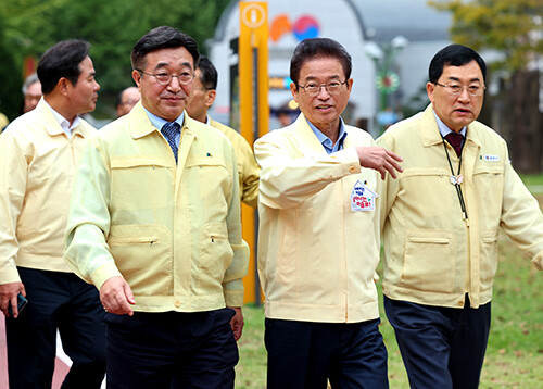 이철우 지사(중앙)가 지난 16일 경주를 방문한 윤호중 행정안전부 장관(왼쪽)과 함께 APEC 안전대책 현황을 보고 받고, 정상회의장 등 주요 시설 점검에 나서고 있다. 사진=경북도 제공