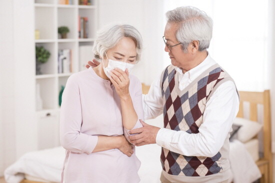 환절기 목감기 참고 이미지. 사진=울산엘리야병원 제공(출처-클럽아트코리아)