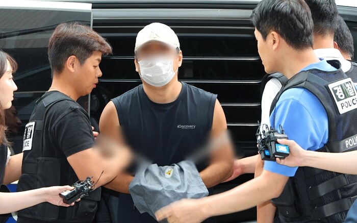 부모와 형 등 일가족 3명을 흉기로 살해한 혐의를 받는 30대 A 씨가 지난 7월 13일 인천지방법원 부천지원에서 열린 구속 전 피의자 심문(영장실질심사)에 출석하고 있다. 사진=연합뉴스