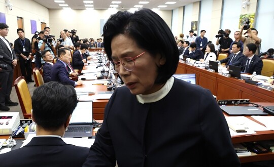 최민희 과학기술정보방송통신위원회 위원장이 10월 16일 국회에서 열린 과방위의 원자력안전위원회 등 국정감사에서 여야 의원 고성이 오가자 정회를 선언하고 자리를 나서고 있다. 사진=박은숙 기자