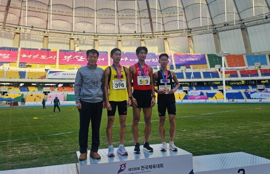 육상에 출전한 한국체대 출신 최찬유 선수(김해 출신)의 금메달 수상 모습. 사진=김해시 제공