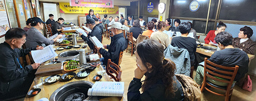 경주시가 지역 착한가격업소을 대상해 간담회 및 친절서비스 교육을 갖고 있다. 사진=경주시 제공