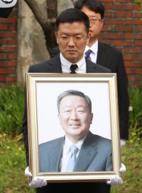 '사기혐의' 피소 LG가 맏사위 윤관…경찰, 보완수사 끝 무혐의 결론 