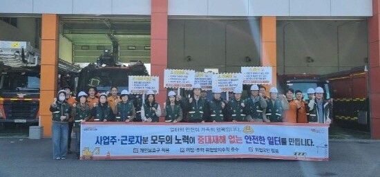 2025년 하반기 밀폐공간 긴급구조훈련 기념촬영 모습. 사진=김해시 제공