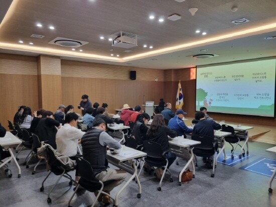 마을리더 환경역량 강화 교육 모습. 사진=김해시 제공