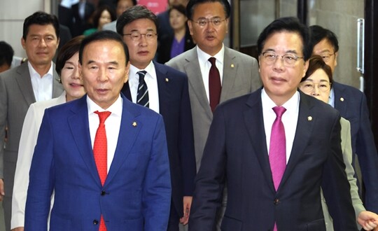 강남3구에 아파트를 보유하고 있는 국민의힘 송언석 원내대표와 박덕흠 의원. 사진=박은숙 기자