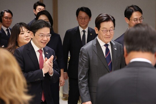 이재명 대통령과 로런스 웡 싱가포르 총리가 2일 용산 대통령실에서 열린 공식오찬에 입장하고 있다.  사진=연합뉴스