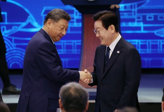 이재명 대통령과 시진핑 중국 국가주석이 1일 경북 경주 소노캄에서 열린 국빈만찬에서 악수하고 있다. 사진=연합뉴스