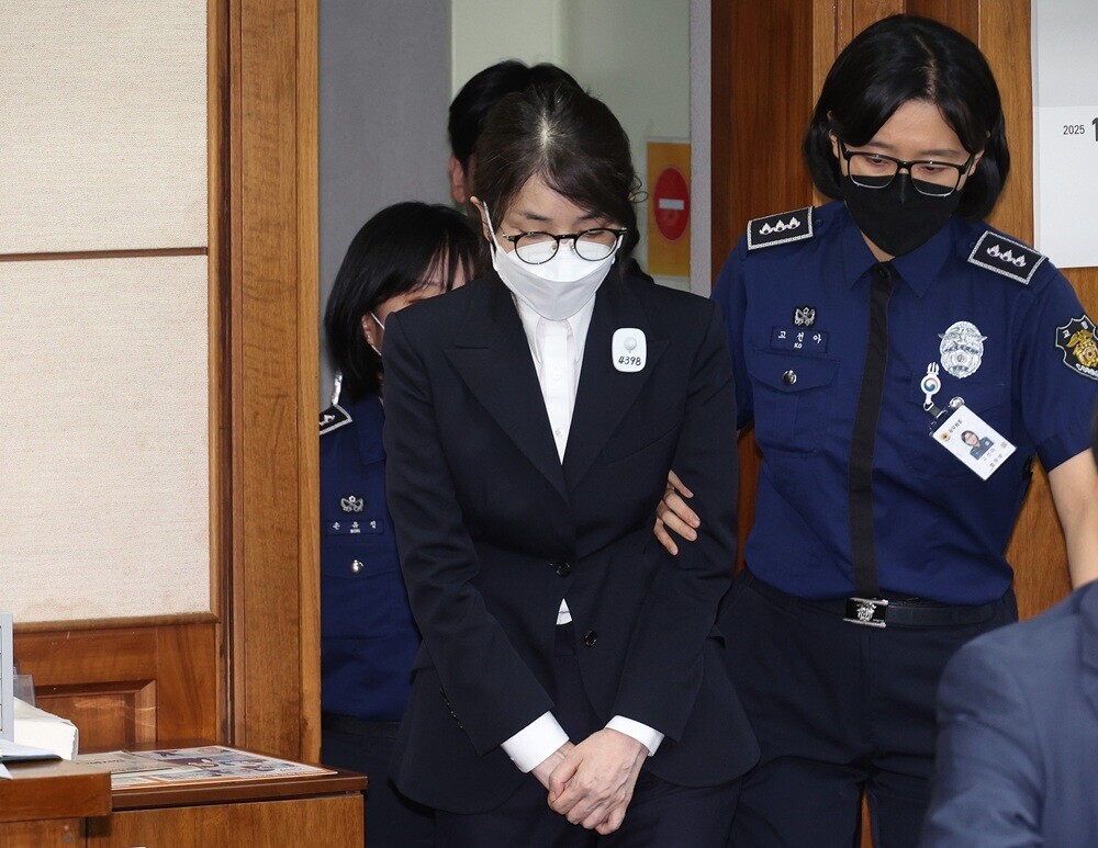 2025년 9월 24일 서울 서초동 서울중앙지법에서 열린 특정범죄가중처벌법상 알선수재 및 자본시장법·정치자금법 위반 등 사건 첫 재판에 출석하고 있는 김건희 여사. 사진=공동취재단