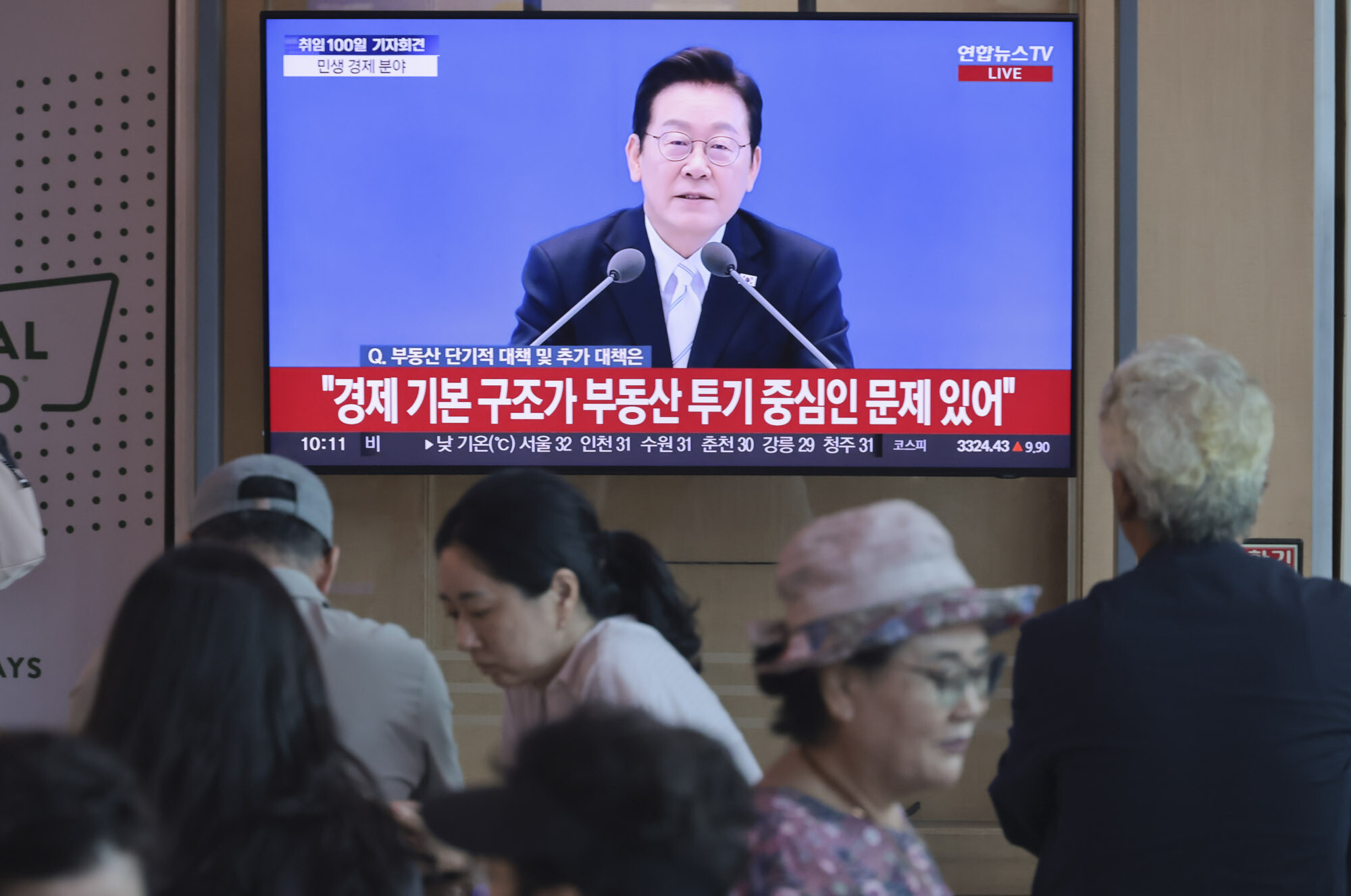 이재명 대통령 취임 100일 기자회견 당시 서울역에서 TV를 바라보는 시민들. 사진=박정훈 기자