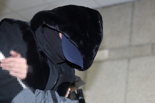 서울 도심에서 만취 상태로 운전하다 일본인 관광객 모녀를 들이받아 이들 중 어머니인 50대 여성 A 씨를 숨지게 한 서 아무개 씨가 11월 5일 서울 서초구 서울중앙지방법원에서 열린 구속 전 피의자 심문(영장실질심사)에 출석하고 있다. 사진=연합뉴스