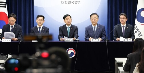 구윤철 경제부총리 겸 기획재정부 장관(가운데)이 지난 10월 15일 주택시장 안정화 대책 관계부처 합동 브리핑에 참석해 발언을 하고 있다. 사진=임준선 기자