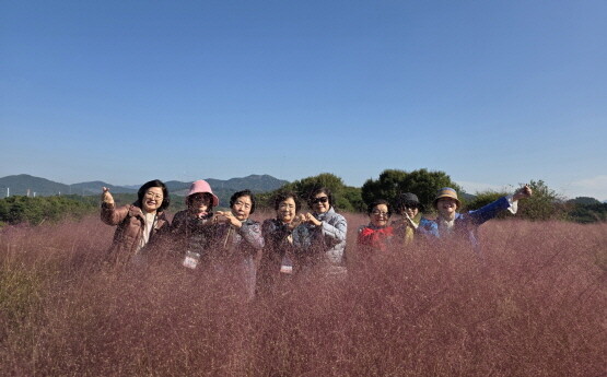 가을여행 기념촬영 모습. 사진=온병원 제공