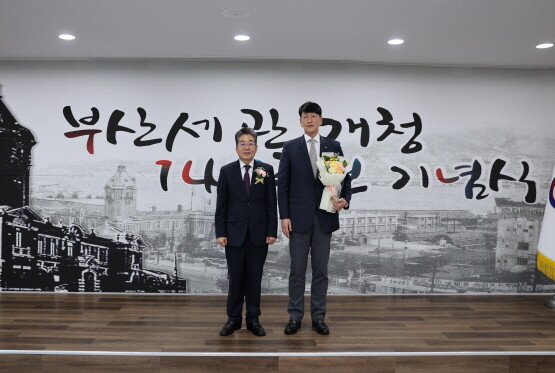 표창 수상 장면. 대선주조 최홍성 대표(오른쪽)와 김용식 부산세관장. 사진=대선주조 제공
