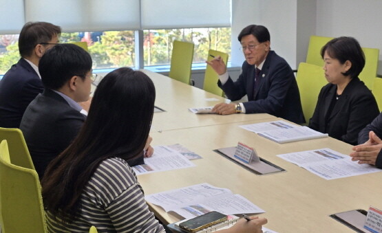 정종복 기장군수가 국토교통부 관계자와 면담을 갖는 모습. 사진=기장군 제공
