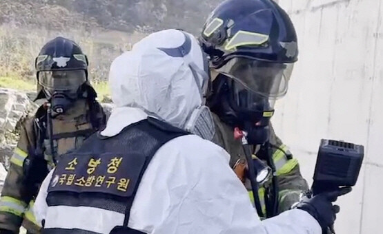 현직 소방대원이 '시야 개선 장비 시작품'을 테스트하고 있다. 사진=한국전기연구원 제공