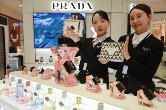 '프라다 뷰티' 매장. 사진=롯데백화점 제공