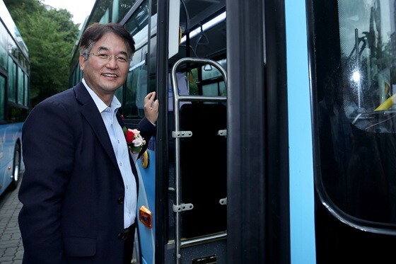 이동환 고양특례시장이 N002 고양누리버스 개통식에 참석해 차량에 탑승하고 있다. 사진=고양특례시 제공
