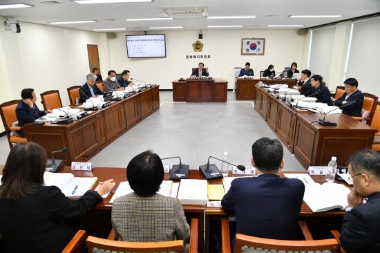 행정사무감사 진행 모습. 사진=경남도의회 제공