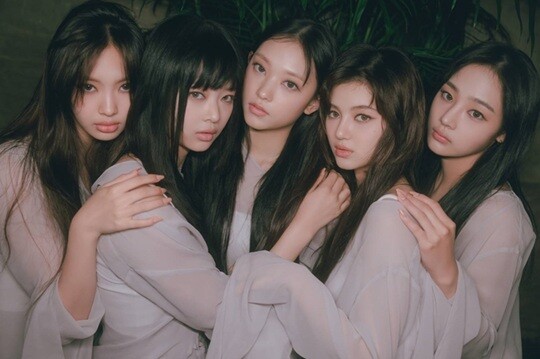 걸그룹 뉴진스 멤버 전원(왼쪽부터 혜인, 하니, 해린, 다니엘, 민지)이 소속사 어도어로 복귀하겠다는 의사를 밝혔다. 사진=어도어 제공