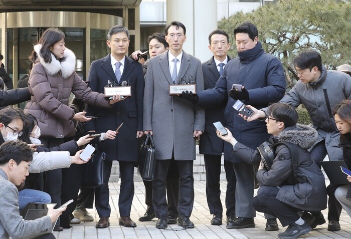 삼성 측 변호인단이 지난 2월 3일  서울고법에서 열린 ‘이재용 삼성전자 회장의 항소심 선고공판’이 끝난 후 취재진과 인터뷰를 하고 있다. 사진=박정훈 기자