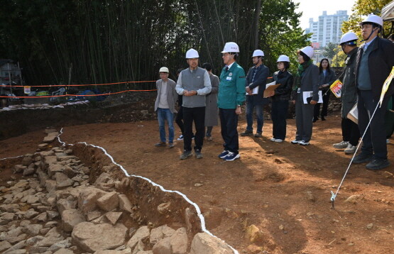 정종복 기장군수가 14일 학술발굴조사 자문회의에서 발굴조사 관계자로부터 현장설명을 듣고 있다. 사진=기장군 제공
