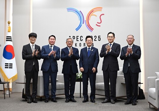 10월 31일 경주 APEC 정상회의장에서 젠슨 황 엔비디아 최고경영자(CEO) 접견에 앞서 국내 기업 대표들과 함께 기념촬영을 하고 있는 이재명 대통령. 사진=연합뉴스