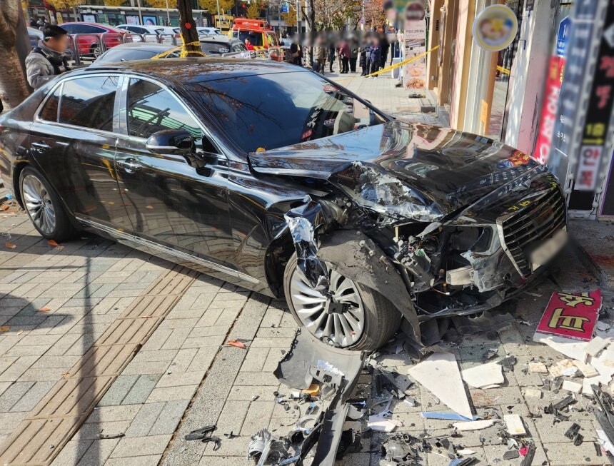인천 부평에서 70대 운전자가 몰던 승용차가 인도로 돌진해 30대 여성과 어린 딸이 크게 다쳤다. 사진=인천소방본부 제공