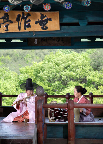 대금산조는 장구 반주에 맞추어 대금으로 산조를 연주하는 독주 형태의 기악곡이다. 사진은 고 김동표 선생의 연주 모습. 사진=국가유산청 제공