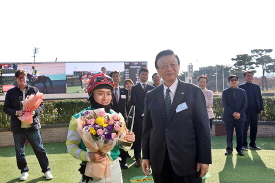 큐슈마주협회 교류기념 경주에서 오다기리 유이치 협회장과 서승운 기수가 기념촬영을 갖는 모습. 사진=렛츠런파크 부산경남 제공