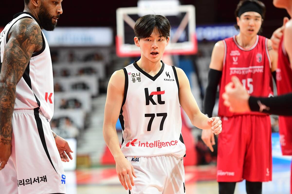 KBL 데뷔전을 치른 강성욱이 문경은 감독으로부터 호평을 받았다. 사진=KBL 제공