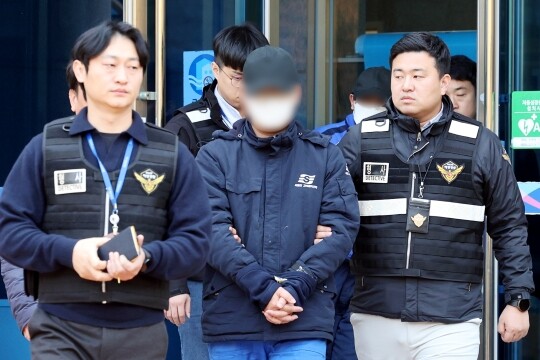 11월 23일 해경은 '퀸제누비아2호 좌초 사고'와 관련 선원법 위반 등의 혐의를 받는 선장 A 씨(60대)에 대해 구속영장을 신청했다. 앞서 11월 22일 1등 항해사와 인도네시아 국적 조타수가 광주지방법원 목포지원에서 열린 구속 전 피의자 심문(영장실질심사)을 마친 뒤 법정 밖으로 나오고 있는 모습. 사진=연합뉴스
