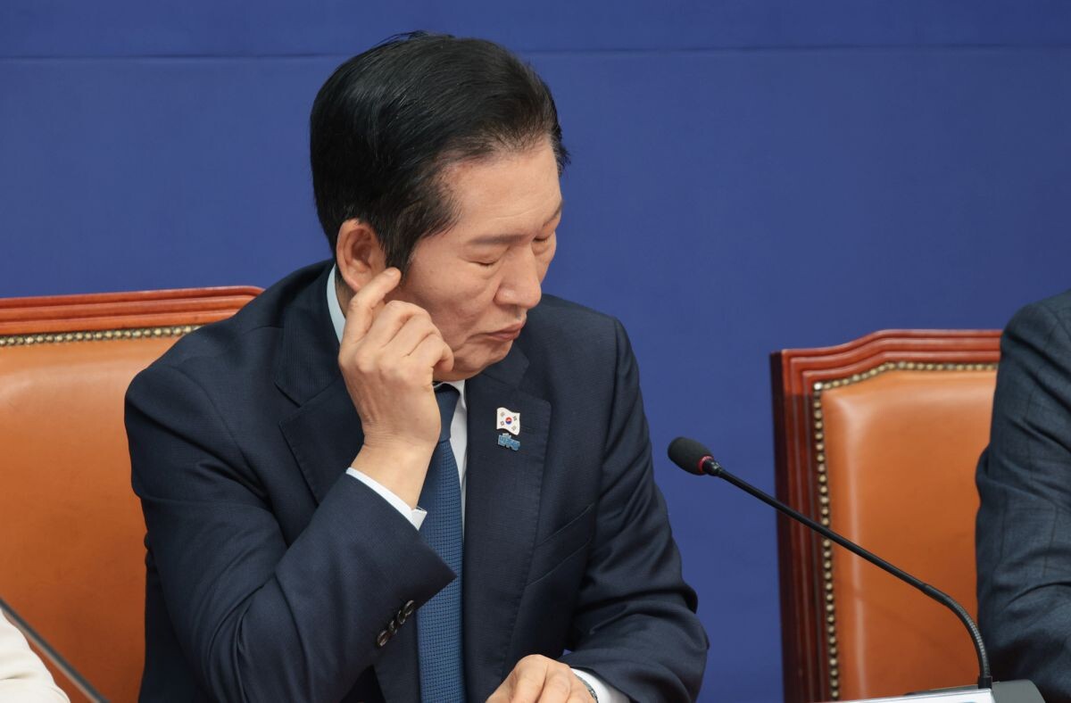 24일 오전 국회에서 열린 더불어민주당최고위원회의에서 정청래 대표가 고민스런 표정을 짓고 있다. 사진=이종현 기자