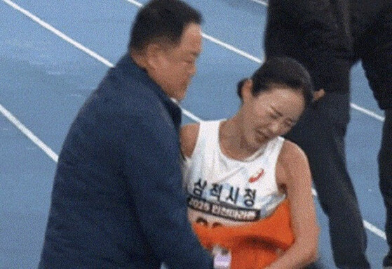 최근 마라톤 대회에서 감독은 선수를 잡아채고 선수는 이를 뿌리치는 장면이 포착돼 눈길을 끌었다. 사진=유튜브 중계화면 캡처