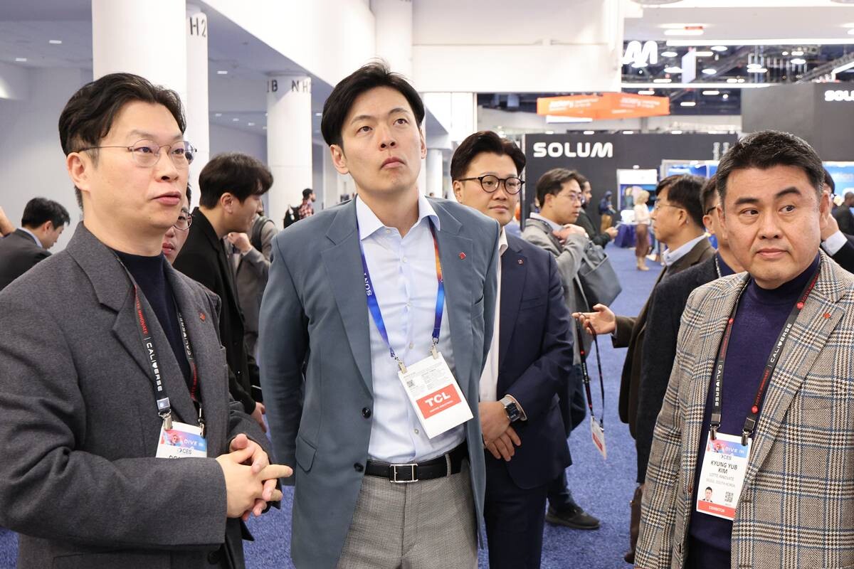 지난 1월 미국 라스베이거스에서 열린 CES 2025 개막 첫날 신유열 부사장(가운데)이 롯데이노베이트 전시관을 둘러보고 있는 모습. 사진=연합뉴스