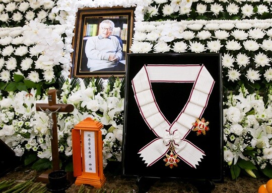 정부가 고 이순재 배우에게 금관문화훈장(1등급)을 추서한 가운데 11월 25일 고인의 빈소가 마련된 서울아산병원 장례식장 영정 옆에 훈장이 놓여 있다. 사진=사진공동취재단