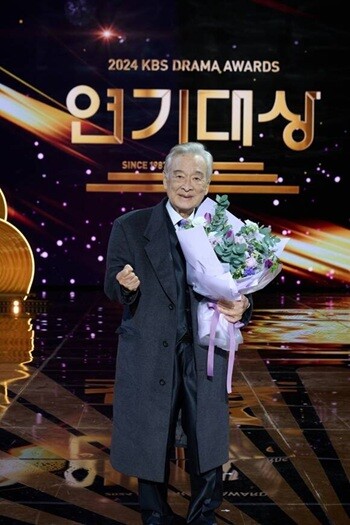 이순재는 2024년 드라마 '개소리'로 그해 KBS 연기대상에서 최고령 대상을 수상했다. 사진=KBS 제공