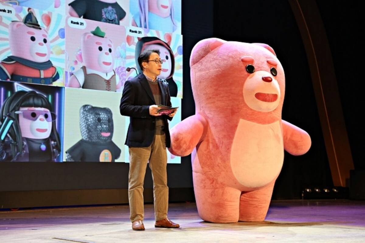 2023년 2월 롯데홈쇼핑이 서울 송파구 롯데월드에서 벨리곰 NFT 보유자들을 대상으로  연 밤샘 파티 현장에서 김재겸 롯데홈쇼핑 대표가 발언하고 있는 모습. 사진=롯데홈쇼핑 제공