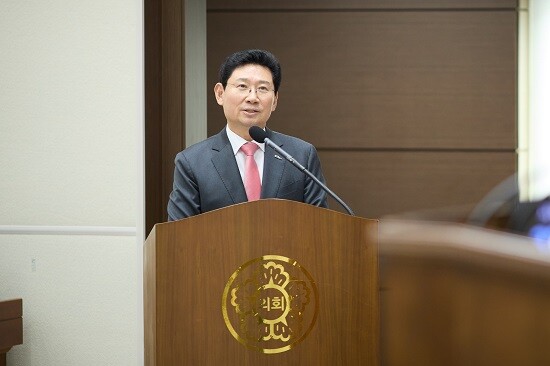 이상일 용인특례시장이 26일 용인시의회 제3차 본회의에서 시정질의에 답변하고 있다. 사진=용인특례시 제공